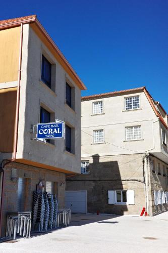 a building with a sign that reads central at Aireluz, miradoiro á ría in Raxo
