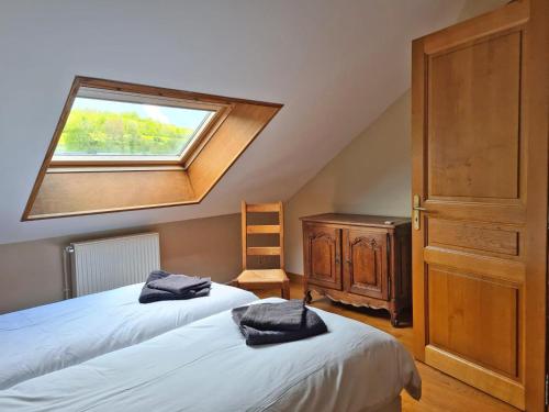 A bed or beds in a room at Gite Cascade