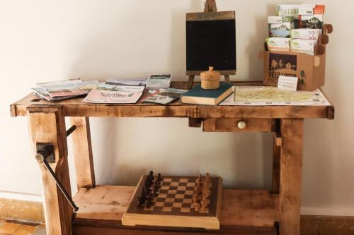 un escritorio de madera con un tablero de ajedrez. en Gîte de l'Escanson un temps pour soi en Robion en Luberon