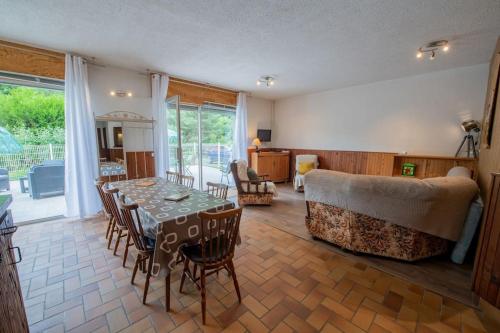 un salon avec une table, des chaises et un canapé dans l'établissement Dormez au cœur d'un volcan, dans une nature unique, à Chambon-sur-Lac