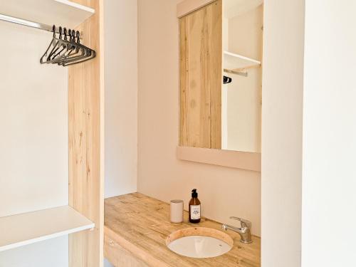 盧漢德庫約的住宿－Miramonte Posada，一间带水槽和镜子的浴室