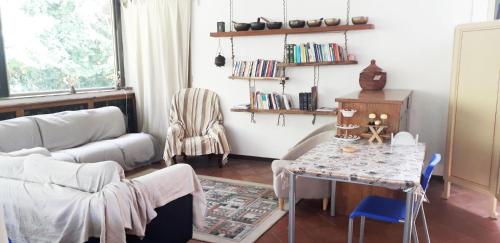 sala de estar con sofá y mesa en Ostello di Pontito en Lanciole