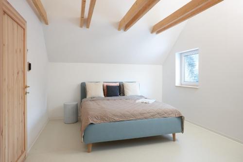 1 dormitorio con 1 cama en una habitación blanca en romantic cabin Methuya, en Teplice nad Metují