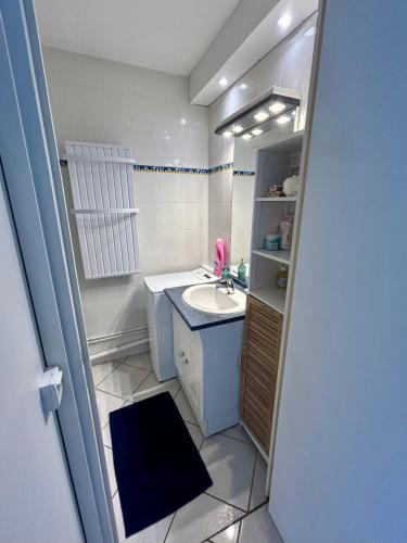 une petite salle de bain avec un lavabo et des toilettes dans l'établissement Appartement Vue Mer - 30 m de la plage - 5 minutes à pied du centre ville et du Casino, à Villers-sur-Mer
