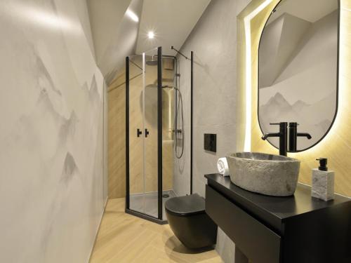 une salle de bain avec lavabo et douche dans l'établissement CENTRUM 47 KARPACZ, à Karpacz