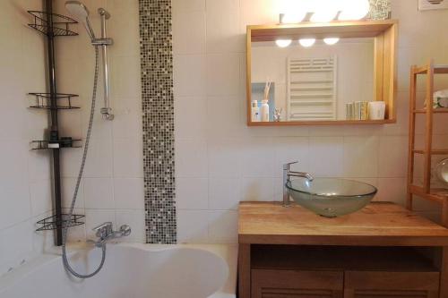ein Badezimmer mit einem Waschbecken und einer Badewanne in der Unterkunft Charming appartment near public transport in Suresnes