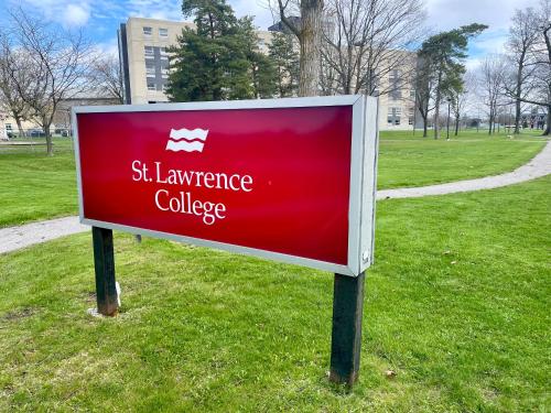 Una señal para una universidad de St Lawrence en un parque en Residence & Conference Centre - Kingston, en Kingston