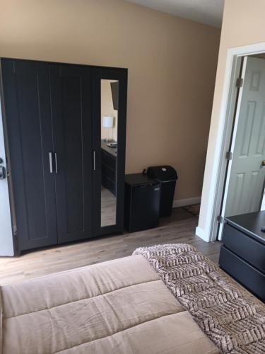 Jerry Couzens في تامبا: غرفة نوم مع خزانة سوداء كبيرة ومرآة