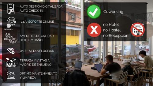 duas pessoas sentadas numa mesa com computadores portáteis num restaurante em Madrid Live Coworking - SELF SERVICE - em Madri