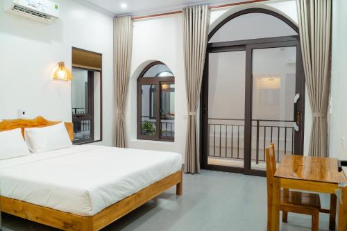 una camera con letto e balcone di Lala Boutique Villas a Ninh Binh