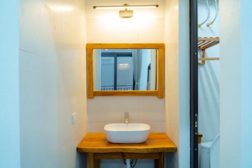 een badkamer met een wastafel en een spiegel bij Lala Boutique Villas in Ninh Binh