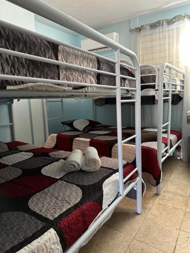 Bunk bed o mga bunk bed sa kuwarto sa 3BR, 1BA in Cepeda, Up to 20 Guests near Ocean Park Beach