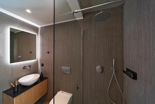 Koupelna v ubytování Linear Cabanon Kallithea Luxury Villas