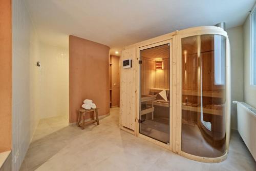 Zimmer mit einem großen Holzschrank in einem Zimmer in der Unterkunft Schöne Fewo im Winzerdorf - Sauna - Sonnenterrasse in Ürzig