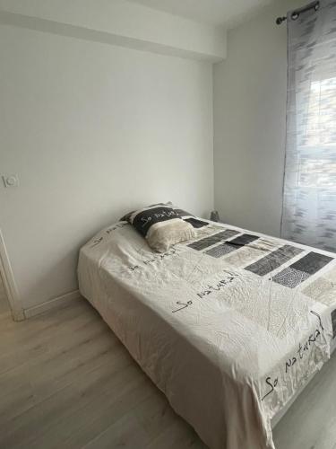 - une chambre blanche avec un lit dans l'établissement DEUX PIECES AJACCIO, à Ajaccio