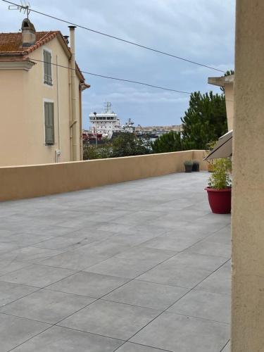 un grand patio en béton avec un bâtiment en arrière-plan dans l'établissement DEUX PIECES AJACCIO, à Ajaccio