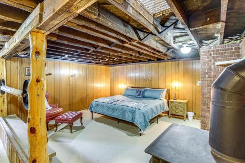 1 dormitorio con 1 cama en una habitación con paredes de madera en Scenic Hesperus Home on 2 Acres with Fenced Yard!, en Hesperus