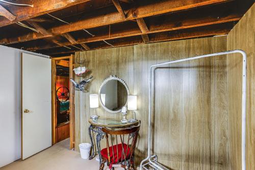 baño con espejo redondo y pared de madera en Scenic Hesperus Home on 2 Acres with Fenced Yard!, en Hesperus