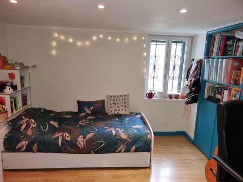 - une chambre avec un lit et une fenêtre éclairée dans l'établissement NICE LOCATION EASY ACCESS TO STADIUM FOR OLYMPIC GAMES PARIS 2024, à Colombes