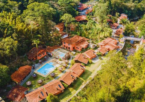 uma vista aérea de uma casa com piscina em Kastel Pedra Bonita em Petrópolis