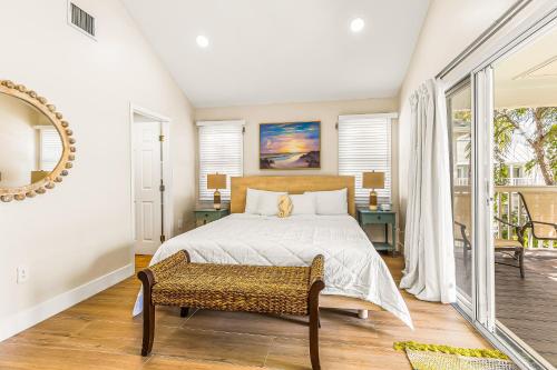 Кровать или кровати в номере Harbor Hideaway Villa 7066