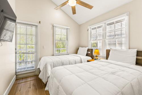 Кровать или кровати в номере Harbor Hideaway Villa 7066