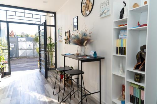 a room with a table and two stools at Fara's House in Naples