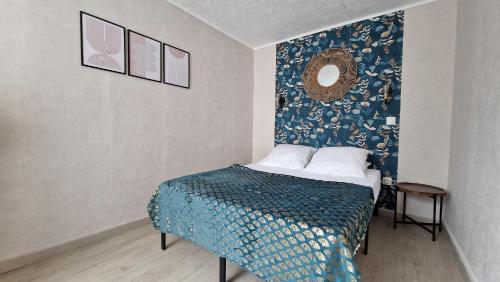 una camera con un letto e un piumone blu e bianco di Appartement Le Welcome ad Argelès-Gazost