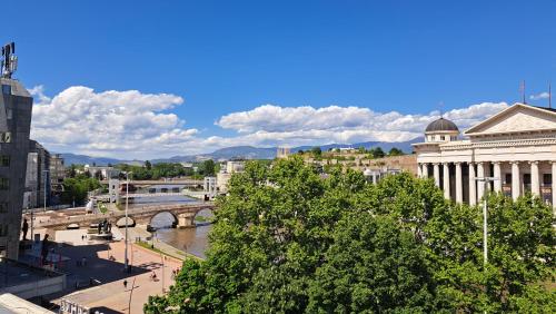 vista su una città con un fiume e un ponte di Vera City Square Apartment a Skopje