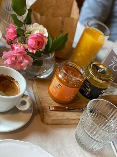 a table with a cup of coffee and a bowl of honey at Locanda Le Giunche in Guardistallo