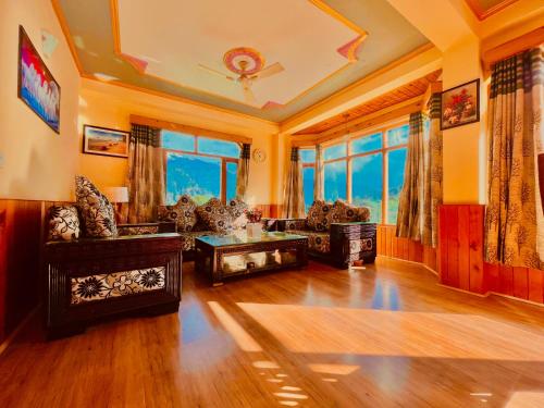 A seating area at 3 Bedroom Luxury Villa With Scenic Mountain View Manali