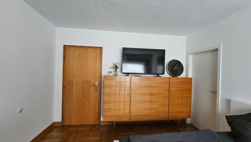 Televisyen dan/atau pusat hiburan di Stilvolles Appartment 5 Doppel Zimmer