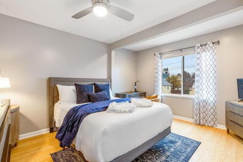 ein Schlafzimmer mit einem großen Bett und einem Fenster in der Unterkunft Beacon Hill Abode in Seattle