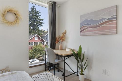 um quarto com uma secretária e uma janela com uma mesa e uma cadeira em Urban Humble Abode em Seattle