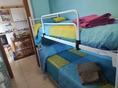 Ένα ή περισσότερα κρεβάτια σε δωμάτιο στο Appartamento mare casa vacanze Dany's