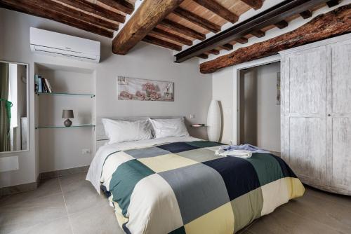 ein Schlafzimmer mit einem großen Bett in einem Zimmer in der Unterkunft Il Mezzanino in Siena