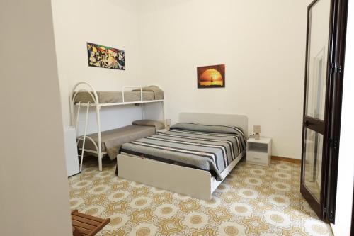 1 dormitorio con 1 cama y literas. en Da Termini, en Marsala