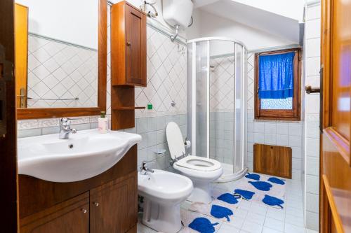ein Bad mit einem Waschbecken und einem WC in der Unterkunft Casa Valu in Bari Sardo