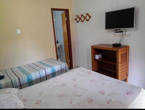 ein Schlafzimmer mit 2 Betten und einem TV auf einer Kommode in der Unterkunft Casa Matilde in Matilde