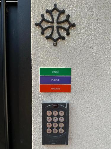 une télécommande sur le côté d'une paroi dans l'établissement ORANGE STUDIO 24 24 Access, à Bois-Colombes