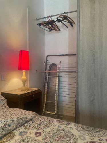 une chambre avec un lit et une table avec une lampe dans l'établissement Studio RDC 35m2 Plein centre, à Foix
