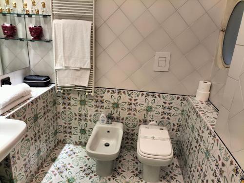 a bathroom with a toilet and a sink at L'Arnia in Naples