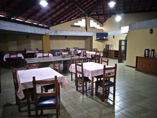 Un restaurante con mesas y sillas y un comedor. en Alugamos para grupos, en Vargem Alta