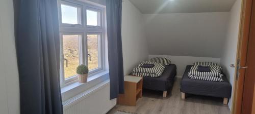 ein Wohnzimmer mit einem Sofa und einem Fenster in der Unterkunft Cottage with a view in Ölfus