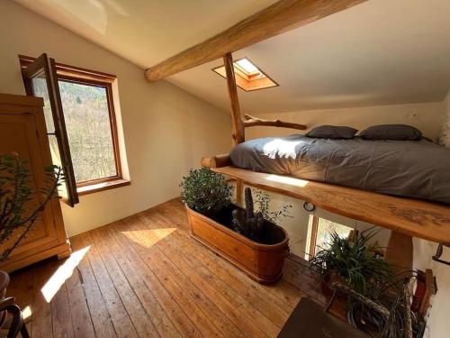- une chambre avec un lit et des plantes dans l'établissement Charmante maison à Fillols, à Fillols