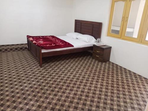 una camera con letto e comò con un letto sidx sidx sidx sidx. di Yazgar Residency Skardu a Skardu