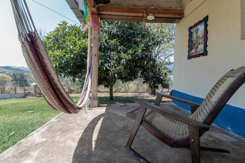 una hamaca y una silla en un porche en Salvaxia en Chichicastenango