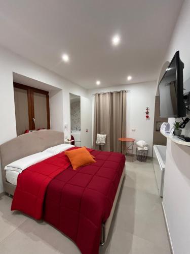 維耶特里的住宿－Al Chiaro di Luna Luxury Suites AMALFI COAST，卧室配有红色毯子,位于床上