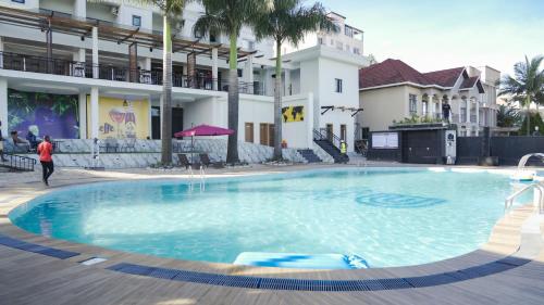 une grande piscine en face d'un bâtiment dans l'établissement KIGALI DELIGHT HOTEL &APARTMENTS, à Kigali