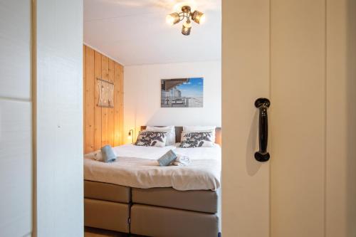 1 dormitorio con cama y techo en Bed en Bike Strûnen op Texel, en Den Burg